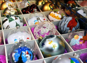 IL MERCATINO DI SAN NICOLA COMPIE 25 ANNI Palle di Natale al Mercatino
